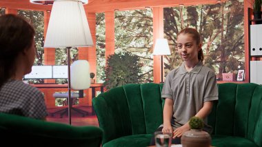 Duygusal yönetim ve akıl sağlığı için terapi gören sorunlu gençler, yön bulma endişesi, hormonal değişimler ve travma. Depresyon ve düşük özsaygının üstesinden gelmek için terapistle çalışmak. Kamera B.