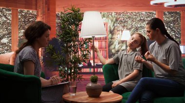 Gerçeklikten uzaklaştırma ve ayrılma ile uğraşan genç bir kız. Annesi onu danışmana getiriyor. Ergenlik çağına girmiş ve terapi seansında odaklanmakta zorlanıyor. Bağlantı koptu. Kamera B.