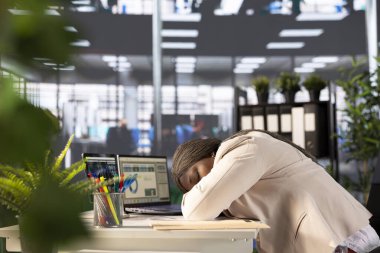 Ofis memuru, muhasebe rakamları üzerinden mali iş belgelerine bakarken bilgisayar masasında uyuyakalıyor. Yorgun bir çalışan geç saatlere kadar çalışıyor, uykusuzluk çekiyor, kestiriyor.