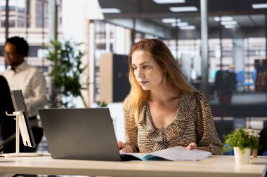 Profesyonel yönetici aylık raporları ve bilgi grafiklerini analiz ediyor, strateji planlaması ve mali tahminler üzerinde çalışıyor. Karar vermek için veri analizlerine bakan iş geliştirici.