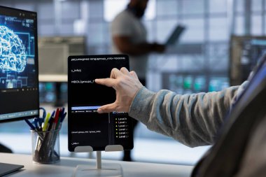Veri merkezinin çalışma alanını maksimum verim ve boş zaman için tabletle optimize eden teknisyen. Sunucu merkezindeki programcı optimum ağ performansını koruyor, aygıt kullanarak yedekleme yapıyor, kapatıyor