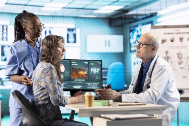 Tıbbi personel kalp atışlarını ve akciğer fonksiyonlarını kontrol ederek uzman bakımı sağlıyor. Bir hastanın göğsüne steteskop bastırılmış. Rutin bir kontrol, genel uygulama..