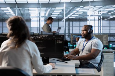Veri merkezinde, sunucu mimarisinin konuşlandırılmasını koordine eden mühendis, müşteri iş yükü kapasitesindeki veri işleme hızını artırıyor. Sunucu odası uzmanı donanımı yapılandırıyor ve test ediyor