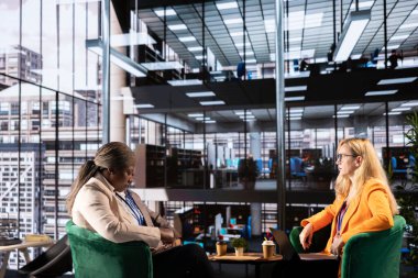 Çeşitli iş ortamlarında iş birliği yapan hırslı kadın yöneticiler kurumsal büyüme stratejileri ve eşit haklar hakkında tartışıyorlar. Güçlendirme ve dayanıklılık bir başarı hikayesine öncülük eder..