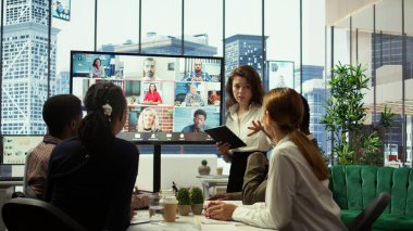 Yönetim kurulundaki bir iş ekibi, küresel kalkınma planı için ayrılan fonları tartışmak üzere yatırımcı grubuyla video görüşme toplantısına katıldı. Personel ve hissedarlar telekonferansta. Kamera B.