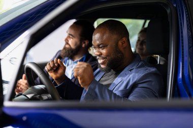 Test sürüşünü bitirdikten ve tatmin olduktan sonra araba galerisi satıcısıyla anlaşan mutlu müşteri şartları. Müşteriler, araç kullandıktan sonra acente ile anlaşmaya varıyorlar.