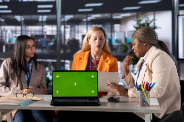 Çok ırklı bir grup kadın kendilerini kroma anahtarının yanında kanıtlamak için çok çalışıyor, erkeklerin egemen olduğu bir iş sektöründe başarı için savaşıyorlar. Çeşitli meslektaşlar sıkı bir genişleme sağlıyorlar.