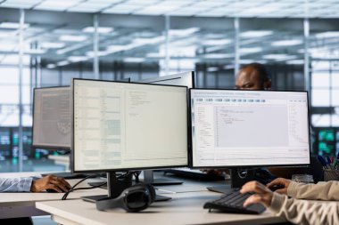 Veri merkezindeki bilgisayar ekranlarında çalışan kod satırları, çalışanlar tarafından sunucu satırlarındaki rackmount 'ları sorun etmek için kullanılır. Bilgisayarlı monitörlerde çalışan işçiler tarafından çalıştırılan IT betikleri, donanım güncellemesi