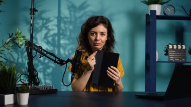 Marka sponsorluk videosundan bir tablet sunan teknoloji gurusu izleyicileri satın almaya teşvik ediyor. Teknoloji uzmanı dijital cihazın reklamını yaparak pazarlamayı etkiledi, kamera B