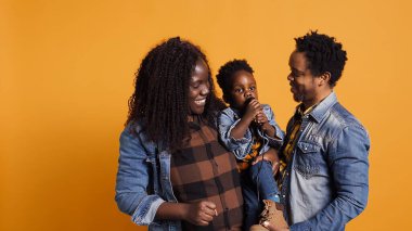 Afrika kökenli Amerikalı ebeveynler tatlı çocuklarına mikrofonla şarkı söylemeyi öğretiyor. Küçük yaştan itibaren melodi çalmayı öğreniyorlar. Anne ve babasıyla şarkı söyleyen sevimli, yetenekli küçük bir çocuk. Kamera B.