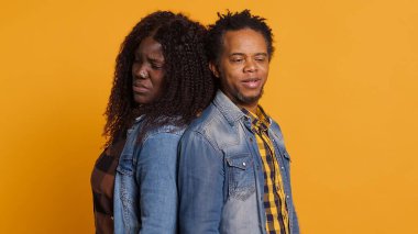 Kızgın bir çift tartışırken ve birbirlerine bağırırken, evlilik sorunları ve yanlış anlaşılmalarla uğraşırken. Sinirli bir adam ve kadın kavga ediyor. Kamera A.