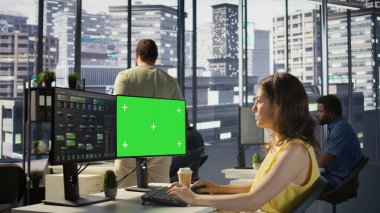 Verileri otomatik olarak işleyebilen makine öğrenme modelleri yaratmak için çoklu monitör yeşil ekran PC kullanan yönetici. Krom anahtar bilgisayar kullanan kadın programlama