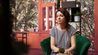 Davranış sorunları için terapist ve müvekkiller ona tavsiye ve rehberlik sunuyorlar. Psikanaliz. Akıl sağlığı uzmanı zorlukların üstesinden gelmeye yardım ediyor. Kamera B.