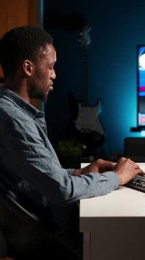 Dikey Video Genç programcı mühendisi terminal penceresine ikili kod verileri yazıyor, ev kurulumunda serbest çalışıyor. Yazılım geliştiricisi programlama dili ile sorun giderme üzerine çalışıyor