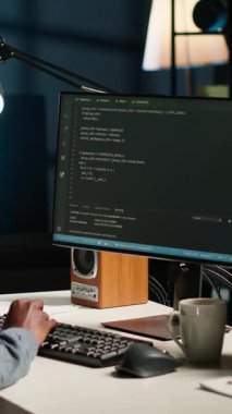 Dikey Video Afrikalı Amerikalı erkek programcı bir algoritmayla bulut hesaplama üzerinde çalışıyor, terminal penceresinde optimizasyon için kod yazıyor. Bilişim uzmanı Html kodu ve sunucu güvenliği yerleştiriyor. Kamera.