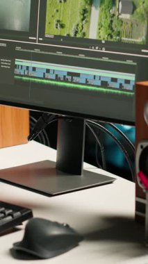 Renk düzeltmesi kullanarak ve görsel efektler ekleyerek kurgu yaratmak için yaratıcı yazılım üzerinde çalışan dikey Video Erkek video düzenleyici. İçerik oluşturucu film gönderimi için grafikleri düzenliyor ve gradyan
