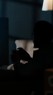 Dikey Video Genç Yetişkinleri, akıllı TV kurulumunda video oyunlarıyla eğleniyor, oturma odasındaki lcd monitörüne konsolunu bağlıyor ve evde rahat oyun gecelerinin tadını çıkarıyor. Afrikalı Amerikalı
