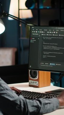 Dikey Video Siyah Adam programcısı ikili monitörlerde yapay zeka ve makine öğrenme kodlarını ve senaryolarını yönetir. Erkek serbest çalışan siber güvenliği sağlamak için bilgisayar kullanıyor