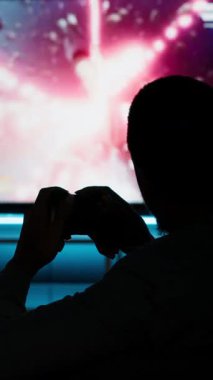 Dikey Video Erkek Oyuncu başarısızlığından ve kaybettiği oyun yarışmasından hayal kırıklığına uğruyor, kızgın genç adam arkadaşlarıyla online video oyunları yarışmasını kaybediyor. Oyun gecesi için modern akıllı televizyon kurulumu