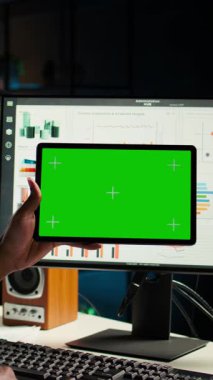 Dikey Video Erkek Uzmanı, gelir artışı için stratejik rapor hazırlamak için uzay gösteriminin yanındaki finansal unsurları inceliyor. Afrikalı Amerikalı finansör sermaye fonlarının dengesini uzaktan inceliyor.