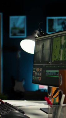 Renk ayarlaması için sanatsal yazılımla kurgu üreten dikey video üreticisi, film kurgusunda özel efektler. Dijital medya çizimcisi sinematik üretim için geçişler geliştiriyor