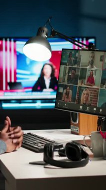 Dikey Video Siyah Adam web video konferansında bir grup bireyle buluşuyor, teknolojiyi sanal iletişim için kullanıyor. Uzaktan çalışan serbest çalışan, rahat bir evde online toplantılar ya da dersler