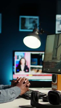 Dikey Afrikalı Amerikalı adam, ofis kurulumundaki bir bilgisayarla iş arkadaşıyla çevrimiçi olarak konuşurken müdürle görüntülü görüşme yapmaktan hoşlanıyor. Genç Ortaklar takım toplantısı online