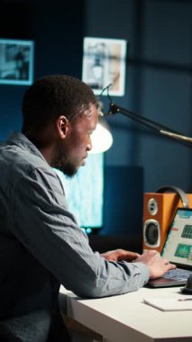 Serbest görevleri dengeleyen ve çevrimiçi verileri araştıran, makaleler için notlar ve bilgiler hazırlayan dikey video odaklı uzaktan çalışan. Siyahlar evde çalışıyor, program ve projeler planlıyorlar.