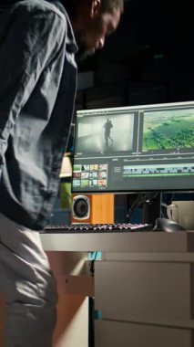 Renk düzeltmesi kullanarak ve görsel efektler ekleyerek kurgu yaratmak için yaratıcı yazılım üzerinde çalışan dikey Video Erkek video düzenleyici. İçerik oluşturucu film gönderimi için grafikleri düzenliyor ve gradyan