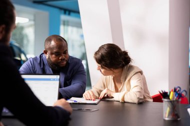 Araba satış müdürü, hangi araca yatırım yapacaklarını seçerken çiftlere karar vermelerinde yardımcı oluyor. Şov çalışanı, danışma sırasında doğru otomobili seçmede karı kocaya yardımcı oluyor.