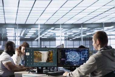 Sunucu odasındaki programcılar üretici yapay zeka web sitesi yapıyor ve difüzyon modelleri kullanarak video üretiyorlar. Yapay Zeka Sanal Yardımcı Yapımcı Klipleri kodlayan takım arkadaşları