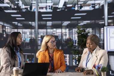 Çok ırklı kadın yöneticiler işbirlikçi bir toplantıda güçlerini birleştirirken, veri yönetimi ve iş geliştirme üzerinde duruldu. Liderlik becerisi olan uzmanlar güçlenmek için savaşıyor.