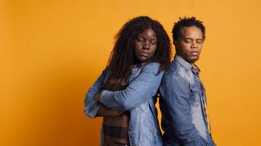 Karı koca, evlilik kavgaları ve anlaşmazlıklarla uğraşıyorlar. Kavga ediyorlar ve sarı arka plana karşı duygusallaşıyorlar. Anlaşmazlık içinde tartışan evli ve sinirli bir çift. Kamera B.