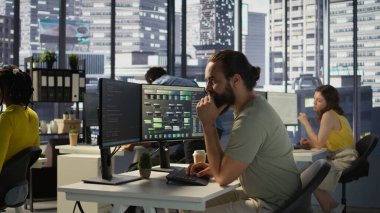 Yapay zeka öğrenme teknolojisiyle çalışan geliştirici, şirket sistemlerini geliştiriyor. Ofisteki bilişim uzmanı verileri öngörücü modellere, kamera B 'ye dönüştürmeye odaklandı