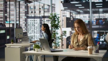 Proje yönetimiyle uğraşan kadın CEO hedefler ve hedefler belirlemek, sorunları çözmek ve şirketin performans ölçümlerini izlemek için teknoloji araçları kullanıyor. İdari görevler ve kararlar. Kamera B.