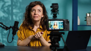 İçerik üreticisi farklı elektronik cihazların görüntülerini kaydediyor, kutuları açıyor ve izleyicilere özelliklerini sunuyor. Medya yıldızı abonelere ürün önerilerini gösteriyor, kamera A