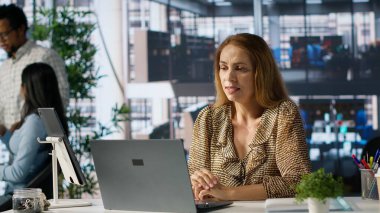 CEO akıllı telefonlar üzerine video konferansı düzenliyor uzaktan kumandayı denetliyor ve kilit iş stratejilerini tartışıyor. Sanal bir toplantıda hedefler ve hedefler belirleyen genel müdür. Kamera A.