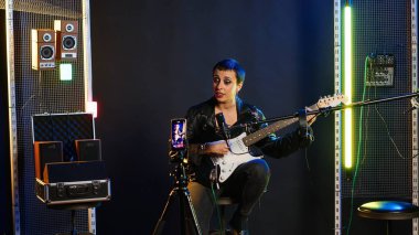 Müzik eğitmeni, gitar çalarken ve alternatif müzik söylerken içerik yaratıyor, canlı seyirci çevrimiçi konser veriyor. Sanatçı performansını canlı yayında yayınlıyor. Kamera B.