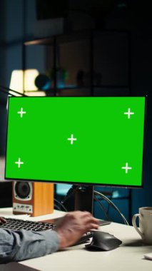 Dikey Video Ticaret Mühendisi e-ticaret şemalarına ve izole edilmiş fotokopi alanı gösterimine bakarak, kârın artırılması ve hissedarlardan kaynak elde edilmesi için evden çalışıyor. Uzman istatistikleri değerlendirir