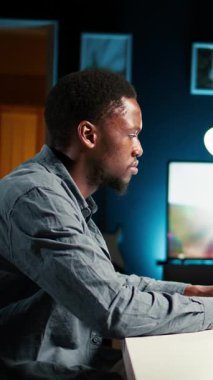 Evden çalışan ve farklı konuları araştıran, çevrimiçi arşivlenmiş bilgileri inceleyen ve günlük görevlerini planlayan Dikey Video Self çalışanı. Uzak görev yapılandırması verimliliği artırıyor