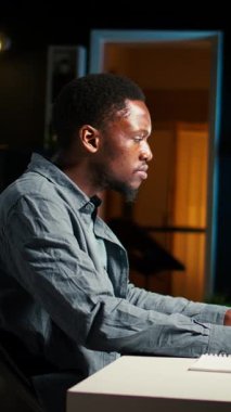 Finans dalında Dikey Video Uzmanı harcamalar ve kârlar üzerine strateji oluşturmadan önce kayıtlardan kaynak dağılımı detaylarını okuyor. Evde yapılan denetim operasyonları, finansal planlama. Kamera A