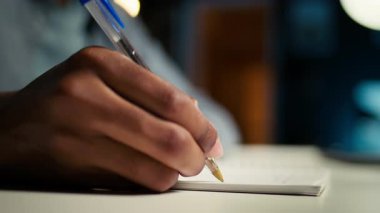 Uzaktan çalışan, proje notları hazırlayan, dosyaları düzenleyen ve ilgili bilgiler için internete göz atan Afrikalı Amerikalılar. Telework verimliliği için rahat bir ofis. Kamera A.