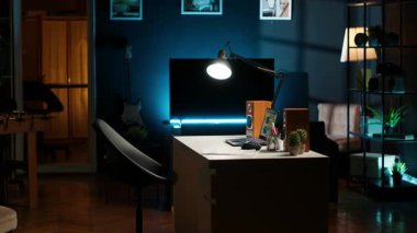 Geniş bir apartman dairesi, rahat dekorları, akıllı televizyonlu ahşap mobilyaları ve bitkileri olan yaratıcı bir yaşam tarzı ve konforu olan. Minimalist alan.