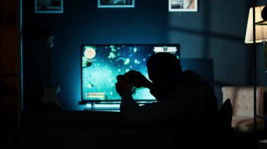 Yetenekli bir insan akıllı TV kurulumunda online video oyunu kazanmayı sever, oyun gecesi ve evdeki zaferle eğlenir. Zenci genç oyuncu birinci şahıs turnuvasına katılıyor. Kamera A.