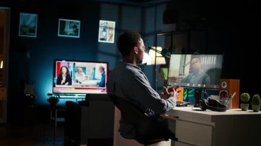 Afrika kökenli Amerikalı genç adam patronuyla görev tamamlama konusunda görüşmek için buluşuyor, modern dairesinin rahatlığından uzak işinden zevk alıyor. İnternetteki bir video görüşmesinde el sallıyor, brifing veriyor. Kamera A.