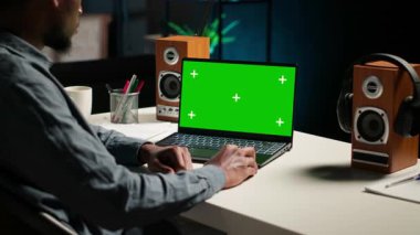 Ev tele-işçisi laptopunun yanında belgeleri düzenliyor, son teslim tarihinden önce raporları ve dosyaları gönderiyor. Black Freelancer, çalışma platformundaki dijital evrak işlerini yönetiyor. Kamera B.