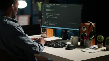 Ağ operatörü betiği güncelliyor ve HTML kodunu terminal arayüzünde bilişim dili ile birleştiriyor. Veritabanlarını kontrol eden serbest çalışan donanım programcısı, teknik destek. Kamera B.