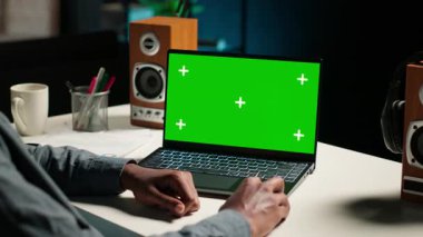 Evinden laptopunda yeşil ekranla çalışan Afrikalı Amerikalı adam internetten verilere bakıyor. Özel daire ofisindeki uzaktan çalışan önemli bilgileri karşılaştırıyor. Kamera B.