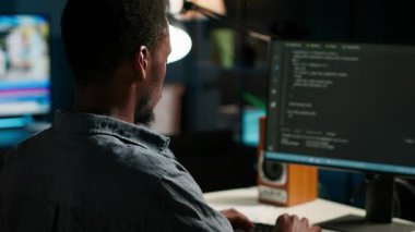 Erkek geliştirici Html kodu yazarken terminal paneline ikili veri giriyor. Yazılım mühendisi programlama dili, internet ve sunucu güvenliği ile sorun çözme üzerinde çalışıyor. Kamera B.