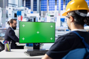 Photovoltaics tesis çalışanı üretim üretimini artırmak için yeşil ekran bilgisayardaki verimlilik ölçümlerini inceliyor. Güneş panelleri kroma anahtar PC kullanılarak sistem tanımlama hatalarını belirler